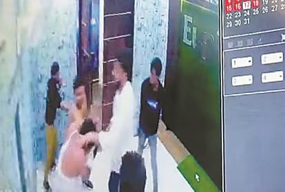 goons brutally beaten two men in hookah bar in lucknow, two arrested