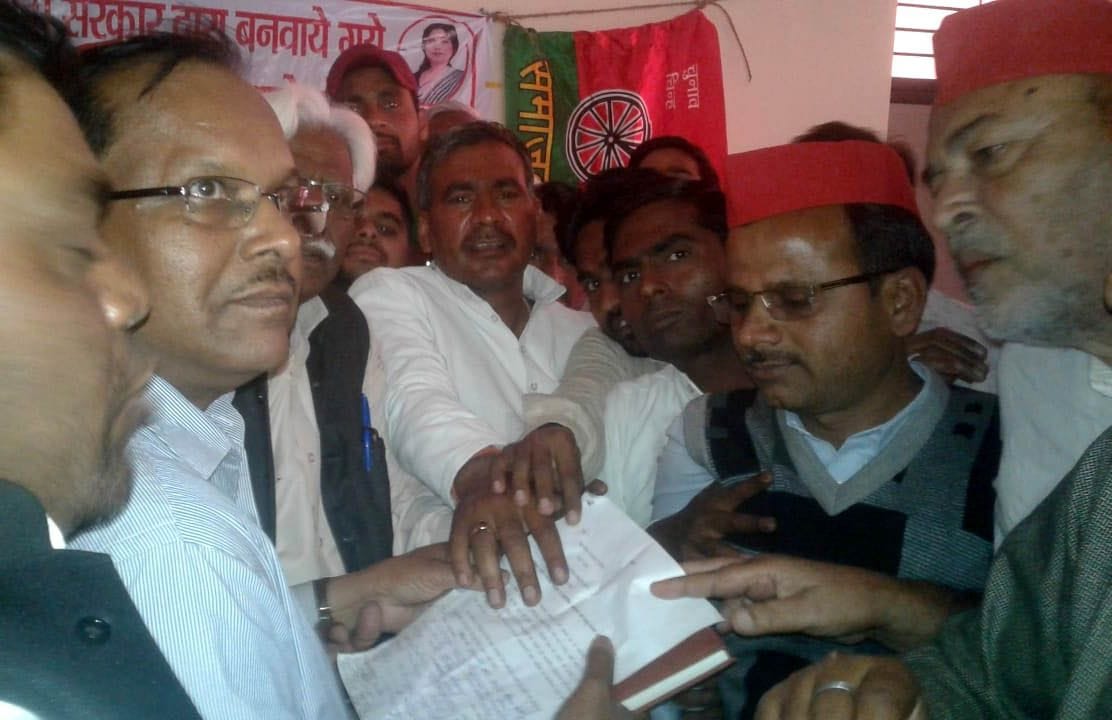 aspataal shuroo karaane kee maang kar sapaiyon ne diya dharana