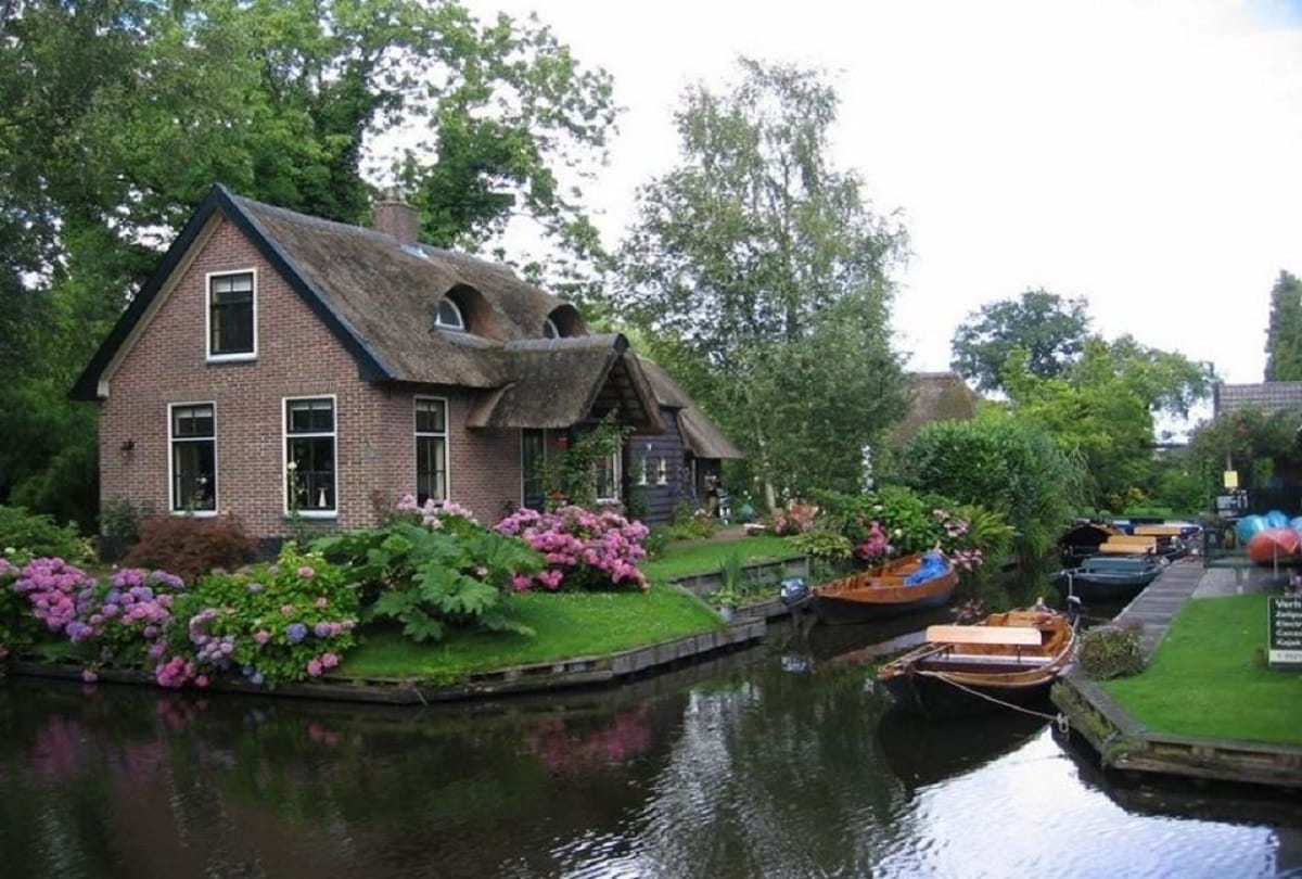 know how flood management system works in netherlands during rainy season