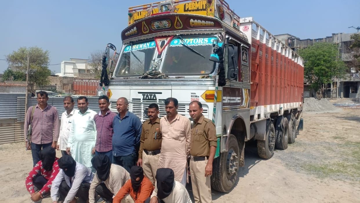 arrested five accused of robbery, truck recovered