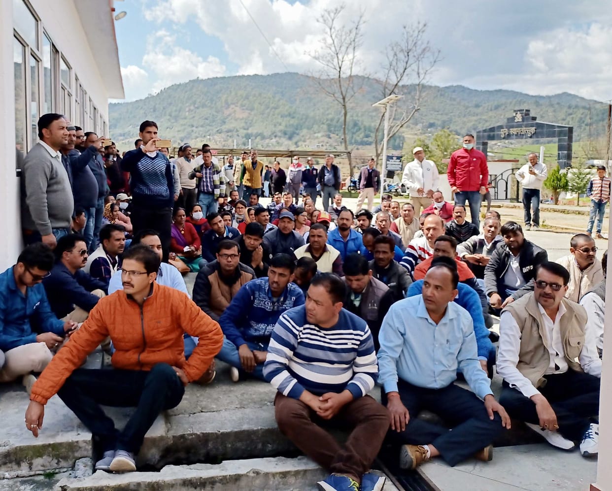 Employees enraged at the indecency of the employee leader, encircling the police station in Lohaghat