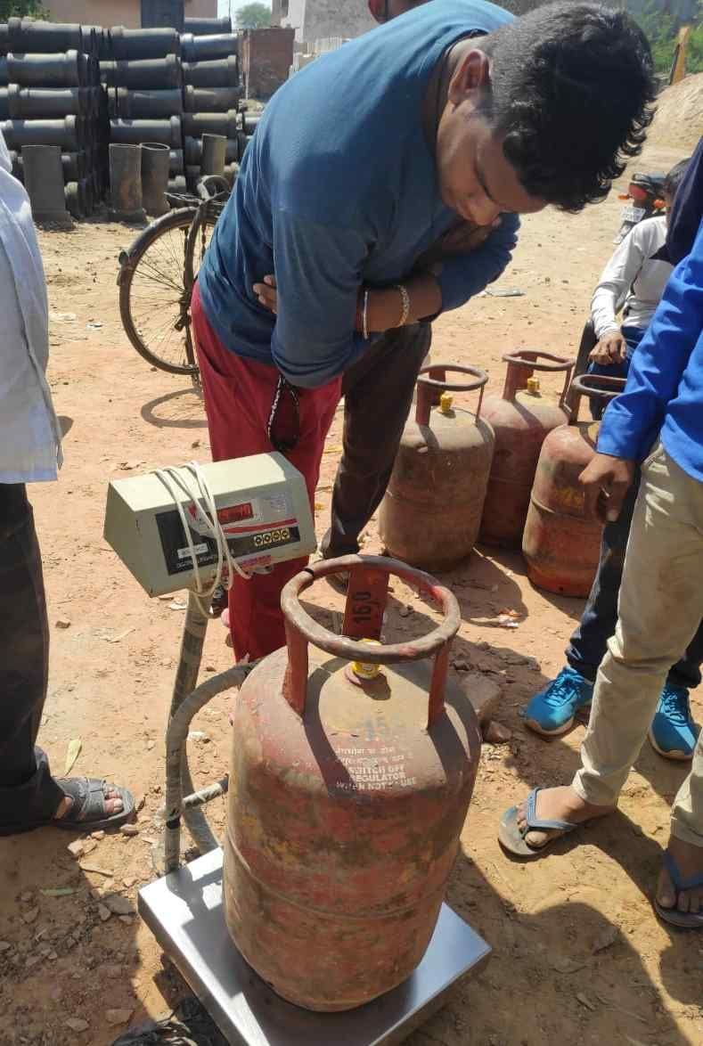 Gas in domestic cylinders less, charging more