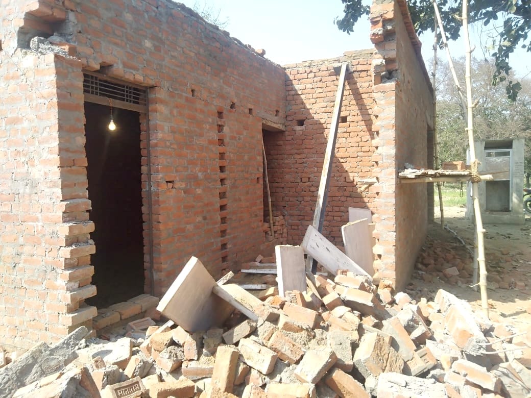 Visible under construction house, worker injured