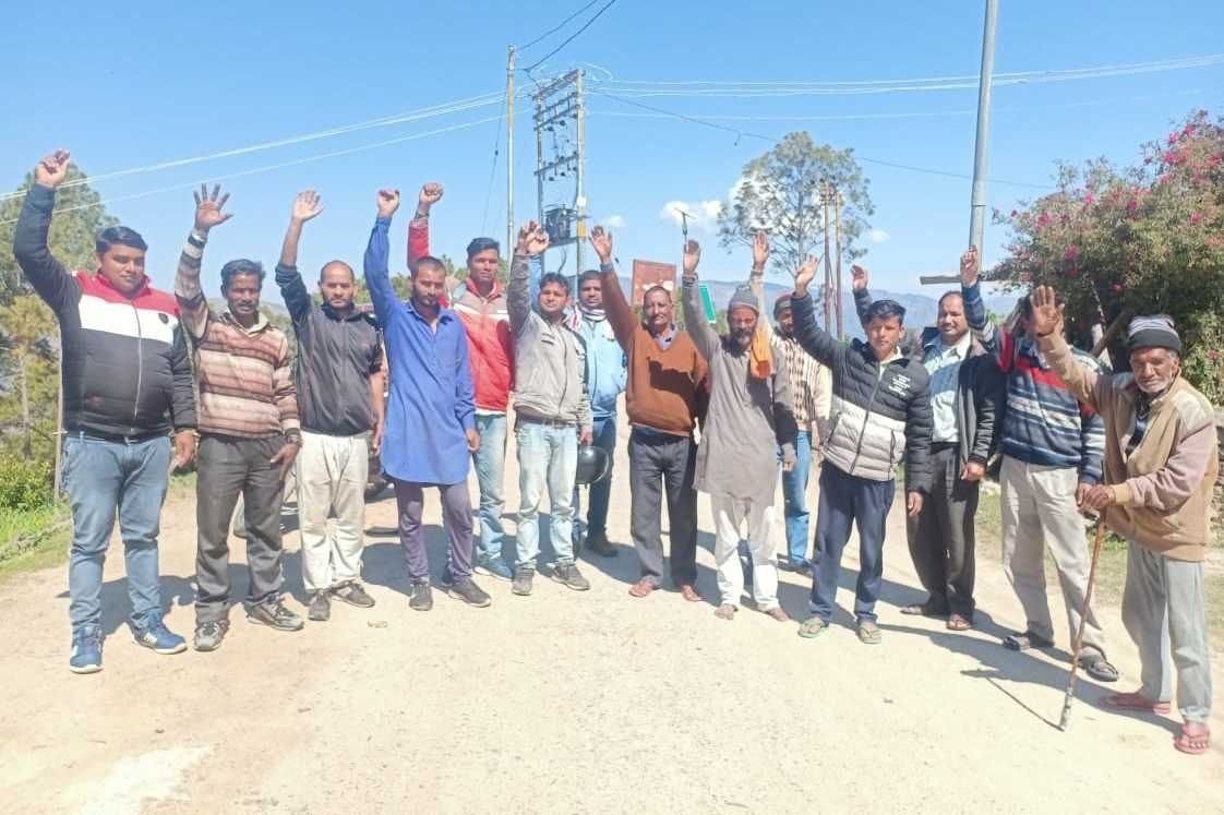 Villagers shouted slogans against BSNL