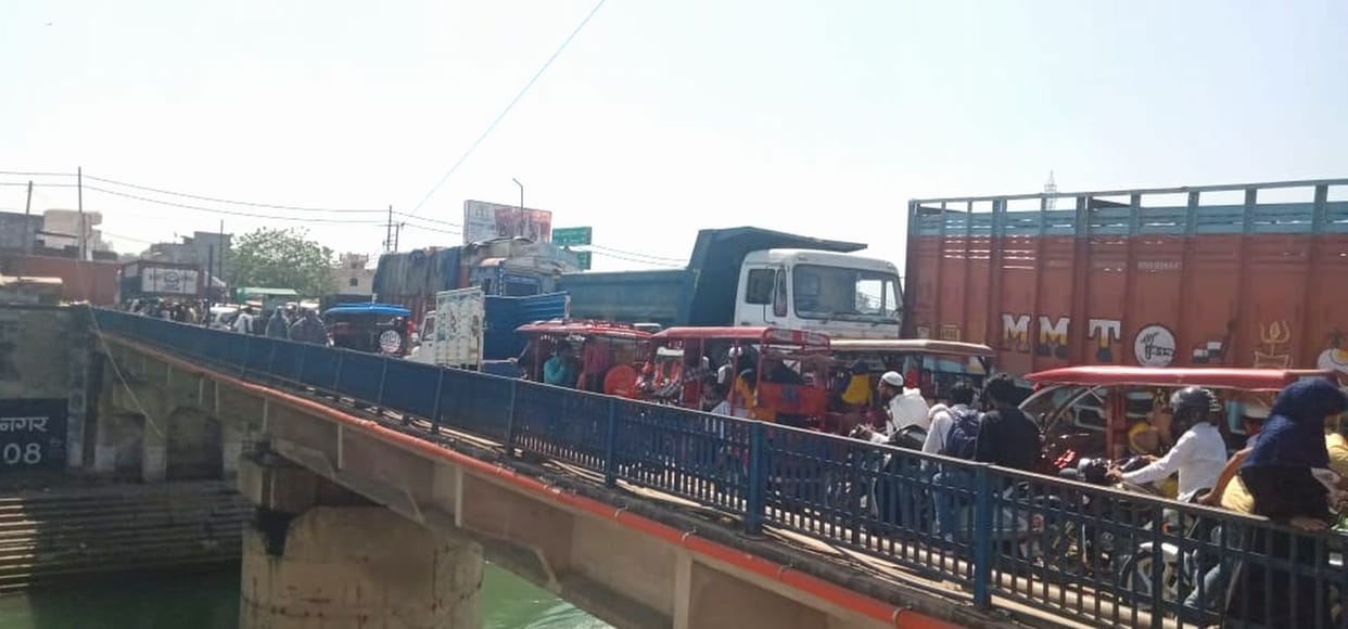 Heavy vehicles jammed in Kaliyar