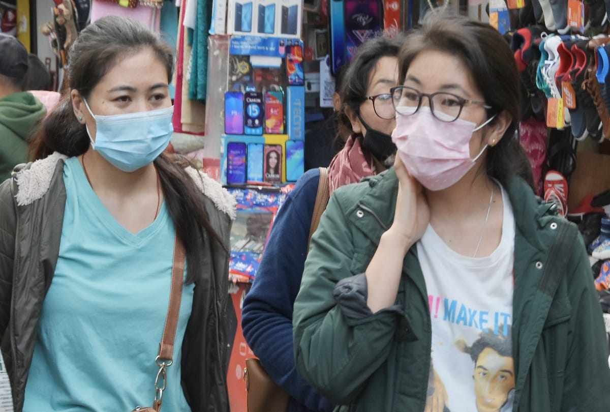 Coronavirus: couple married in a private ceremony wearing a mask in Thane due to public curfew