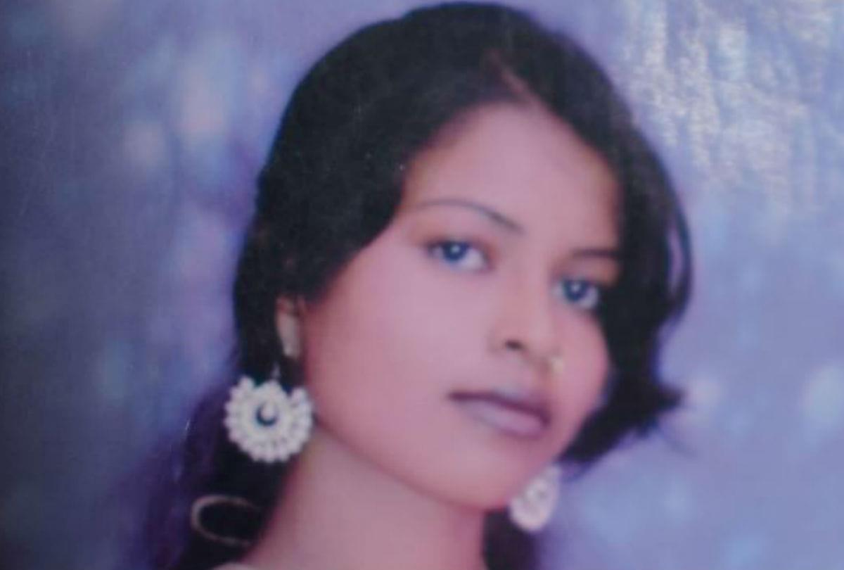 father killed two daughters for stealing mobile in mainpuri