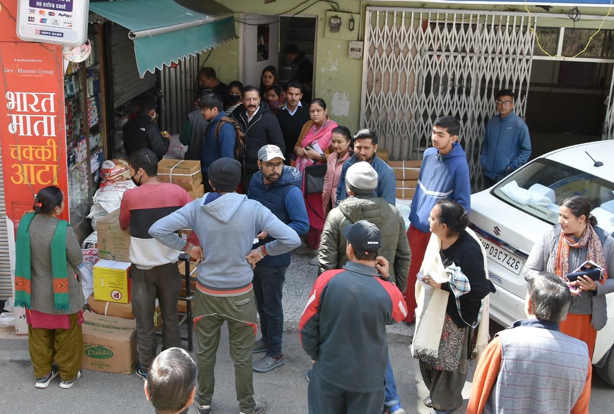 corona virus crowd at grocery shops in shimla