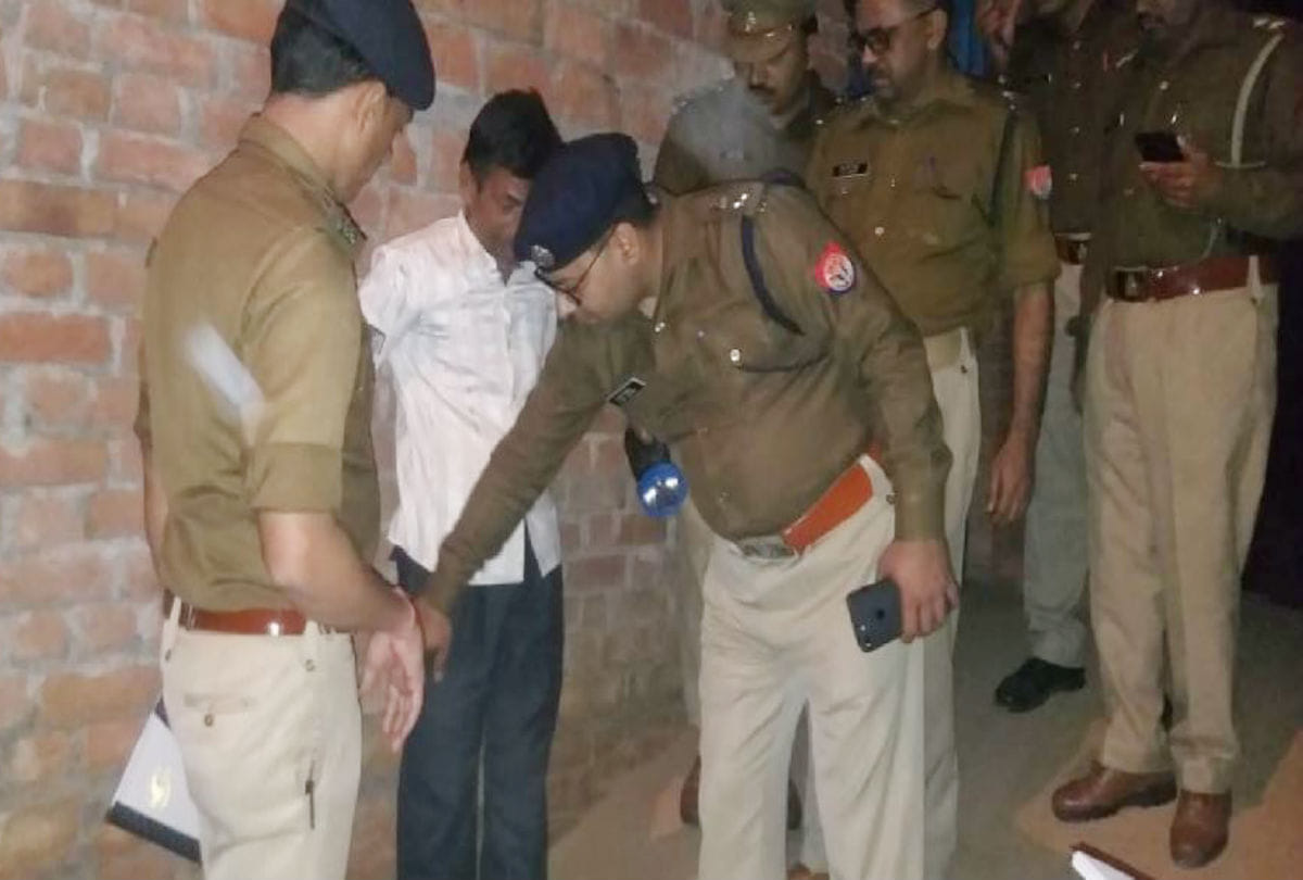 father killed two daughters for stealing mobile in mainpuri