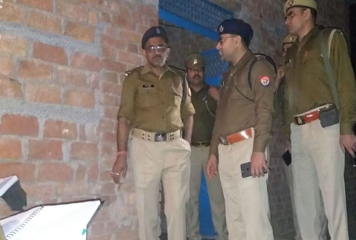 father killed two daughters for stealing mobile in mainpuri