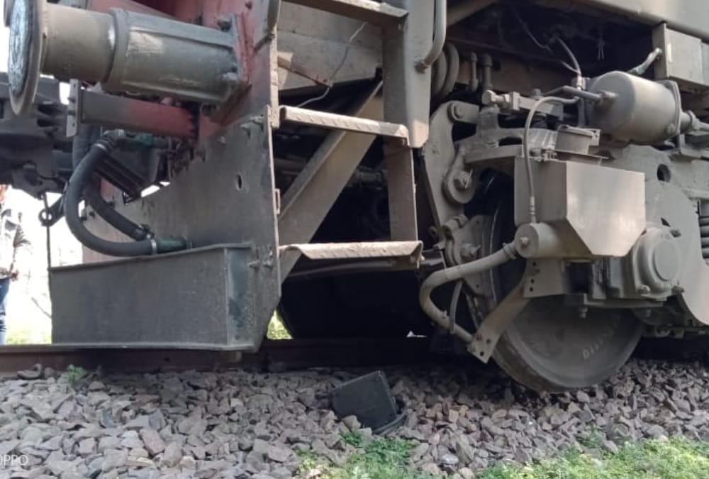 Jammutavi Express engine derailed in Ayodhya.