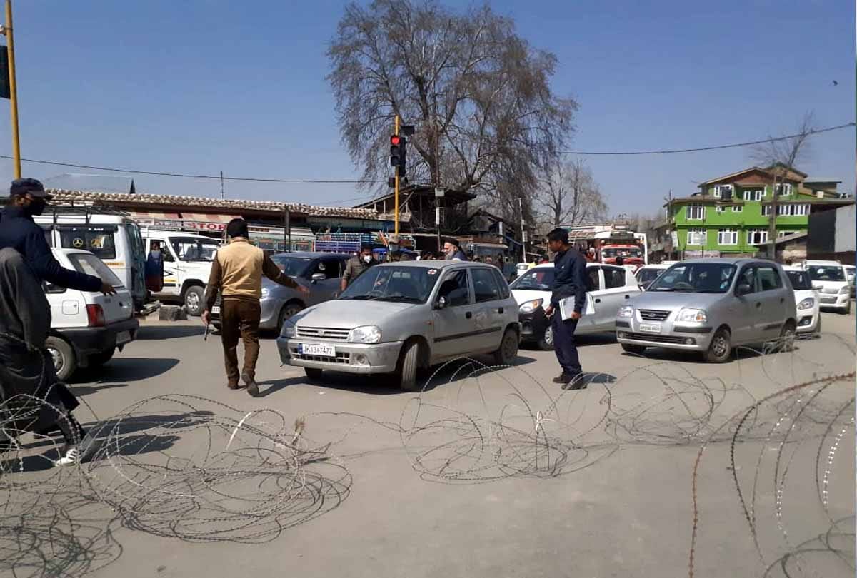 coronavirus, Restrictions imposed in many areas of Srinagar, Ban on vehicles entry in Anantnag