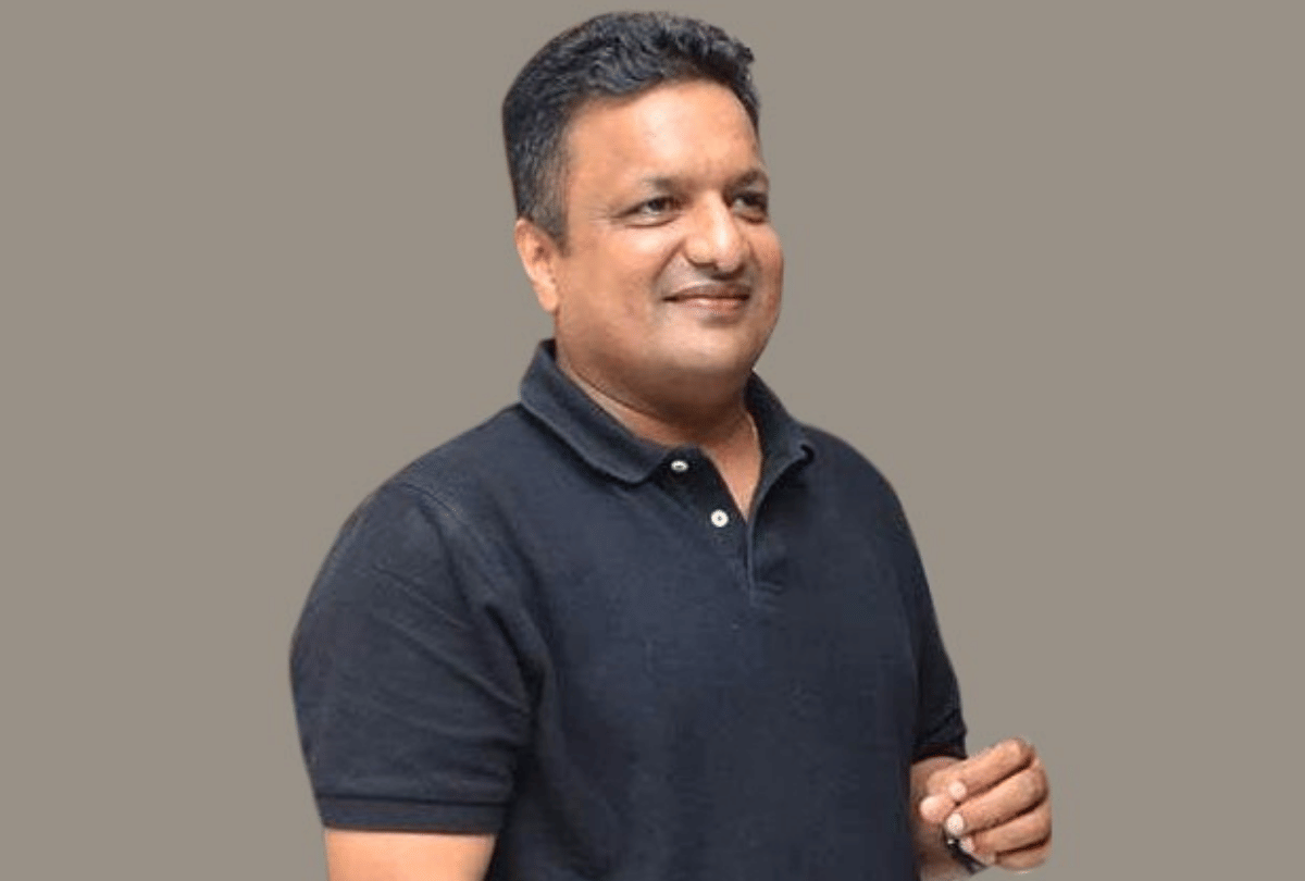 User Troll Vivek Oberoi Over Nepotism Director Sanjay Gupta Defend Actor