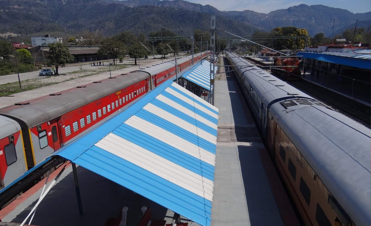 The train arrived at the station after 106 days