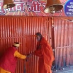 coronavirus संक्रमण को रोकने के लिए प्रयागराज में लेटे हनुमान मंदिर के कपाट को बंद कर दिया गया।