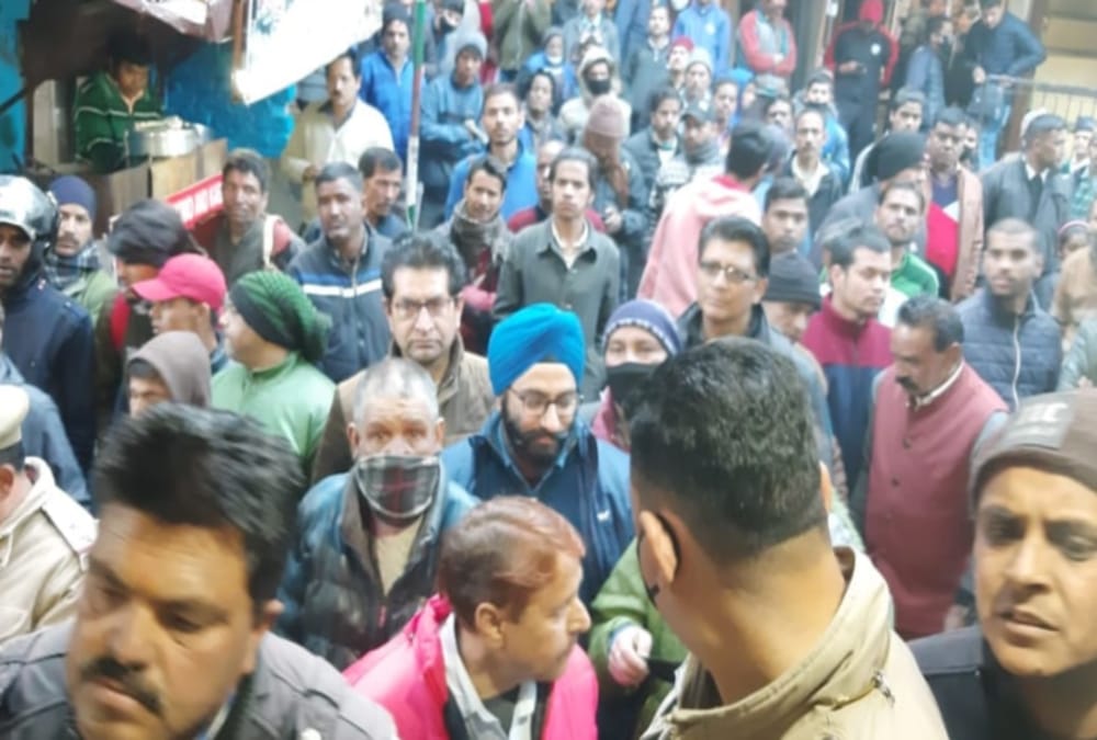 Judge doing Ruckus in nainital during sanitizer purchase and threaten to Shopkeeper