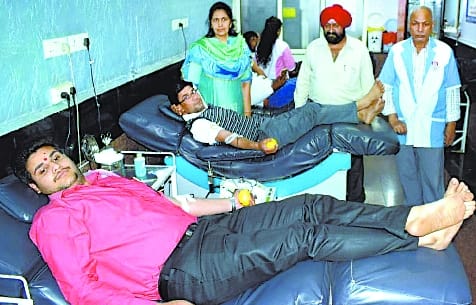 People made aware by donating blood in Bareilly IMA