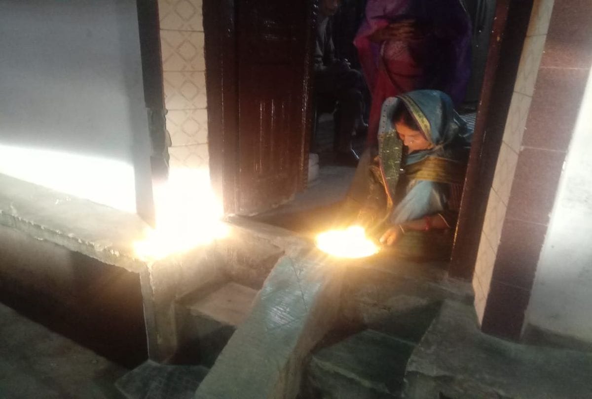 Women lit lamps outside homes to prevent coronavirus in firozabad