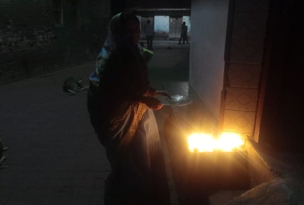 Women lit lamps outside homes to prevent coronavirus in firozabad