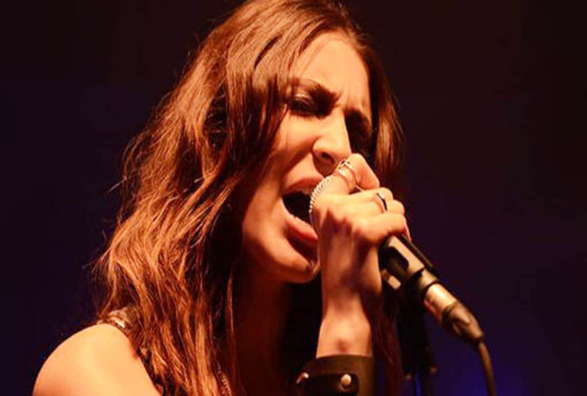 know covid 19 Coronavirus affected singer Kanika Kapoor superhit songs