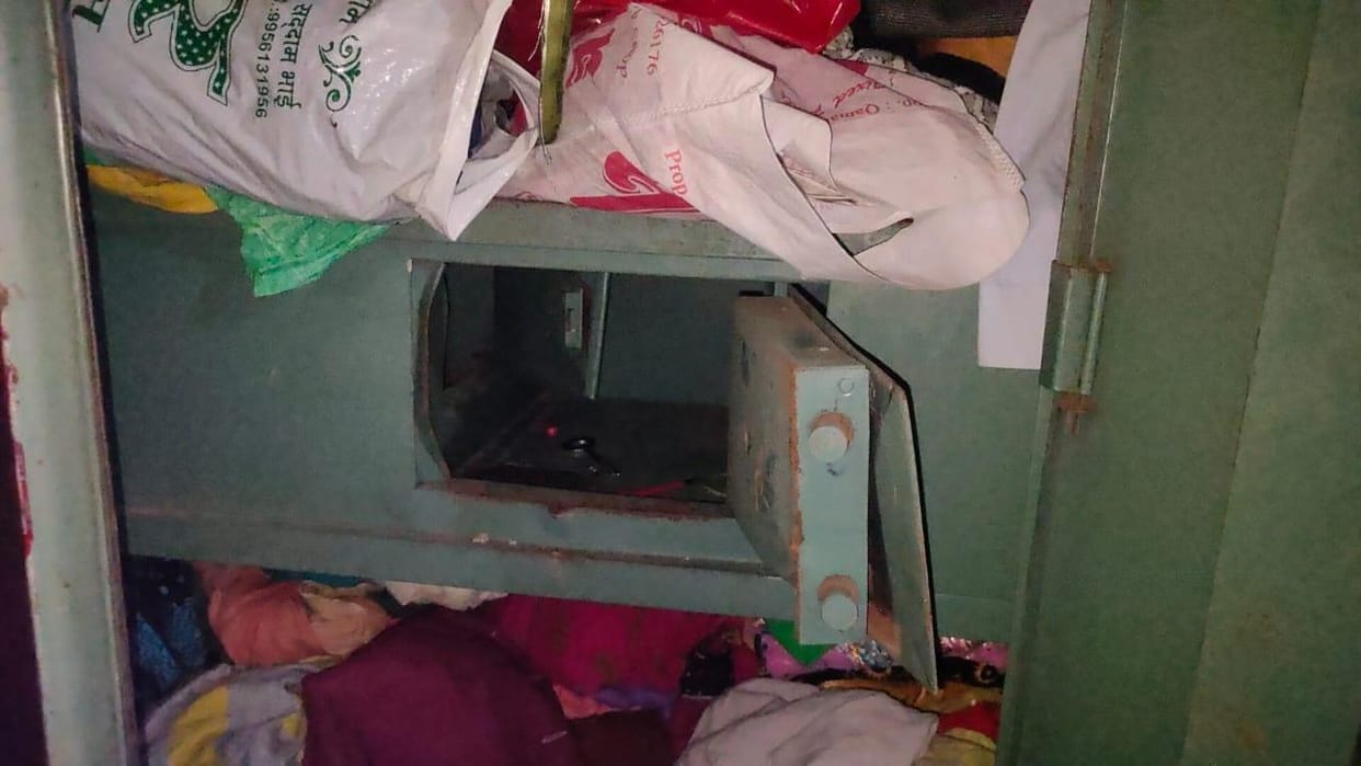 Cash and jewelry stolen from a closed house