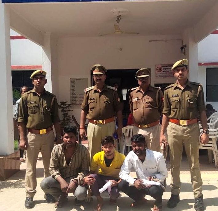 muthabhed mein pulis ne daboche antar janapadeey giroh ke teen lutere