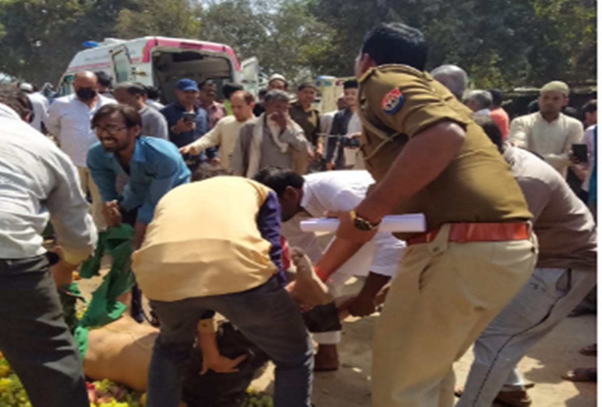 Pratapgarh: Three people died in a sudden uncontrolled truck collision