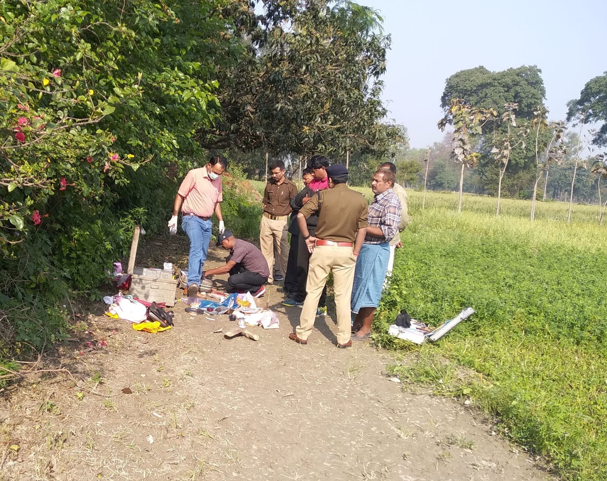 One and a quarter lakh rupees and jewelry stolen from the house of retired inspector