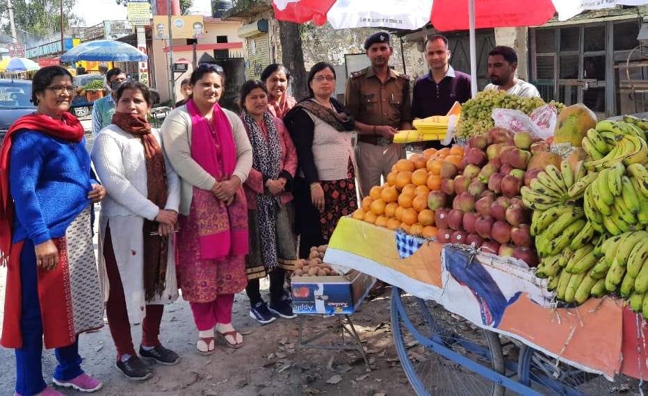 Cloth bags distributed to street vendors and street vendors