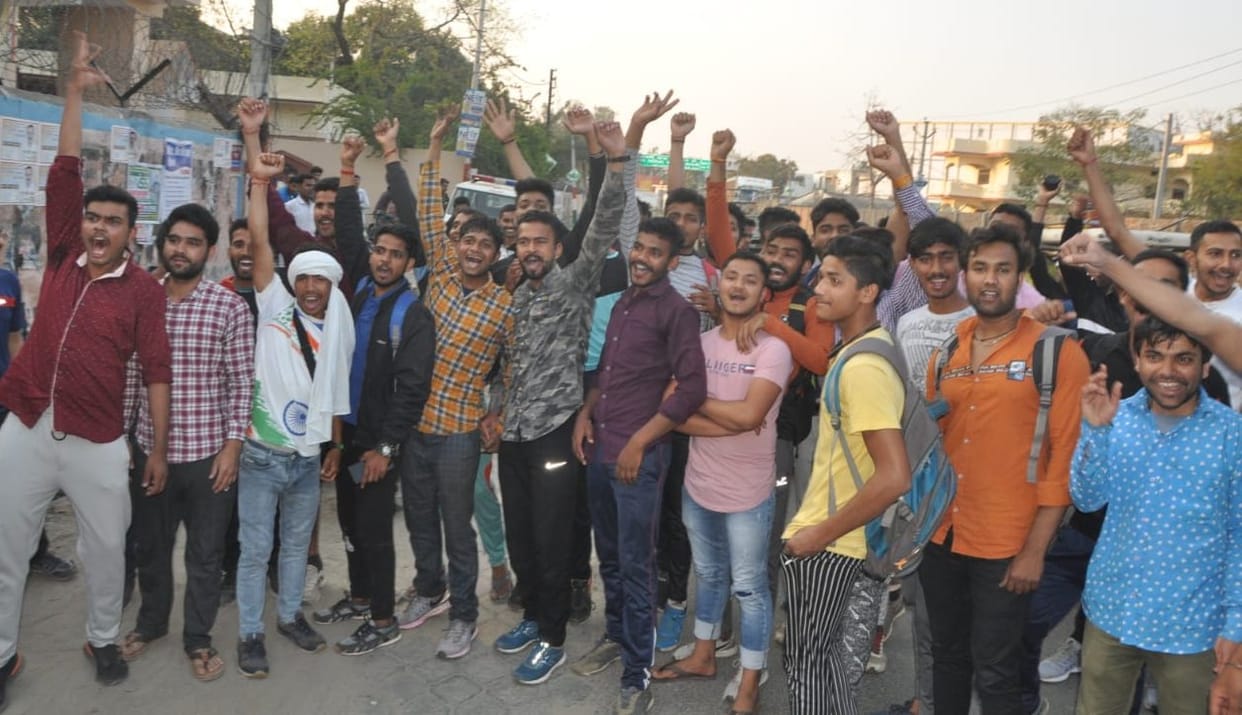 Youths jammed the highway for refusing to play in the field