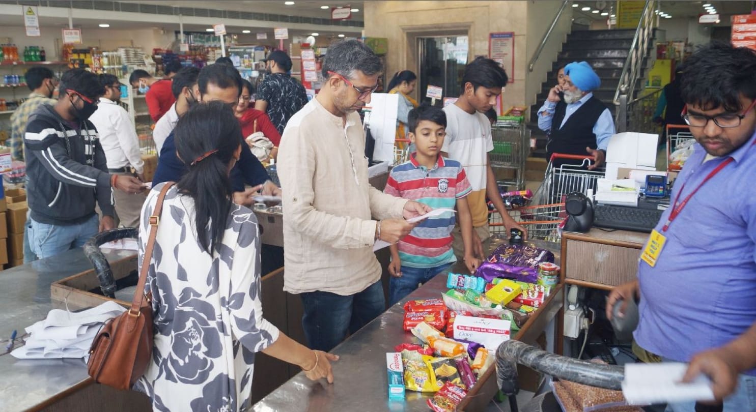 corona in india Rumors spreading in the markets People started collecting food