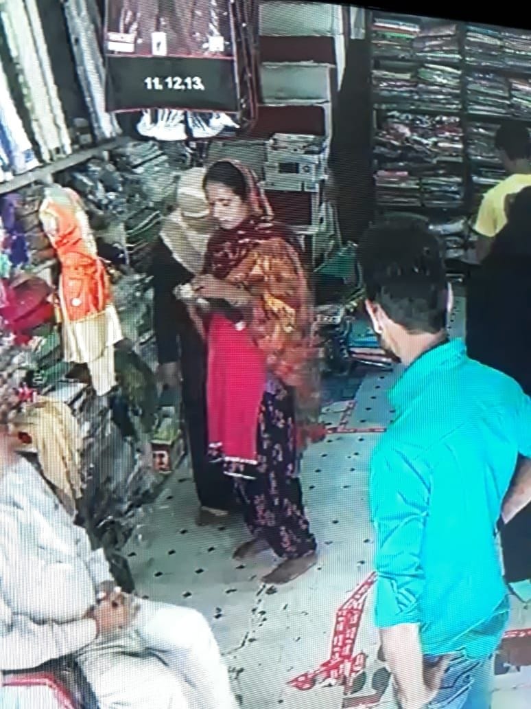 Cash and jewelry crossed from bullion shop