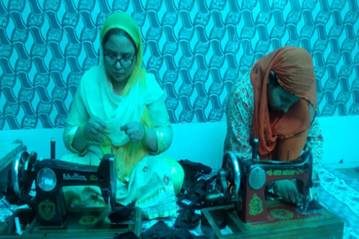 Clothes masks are being sold in many markets of Meerut city