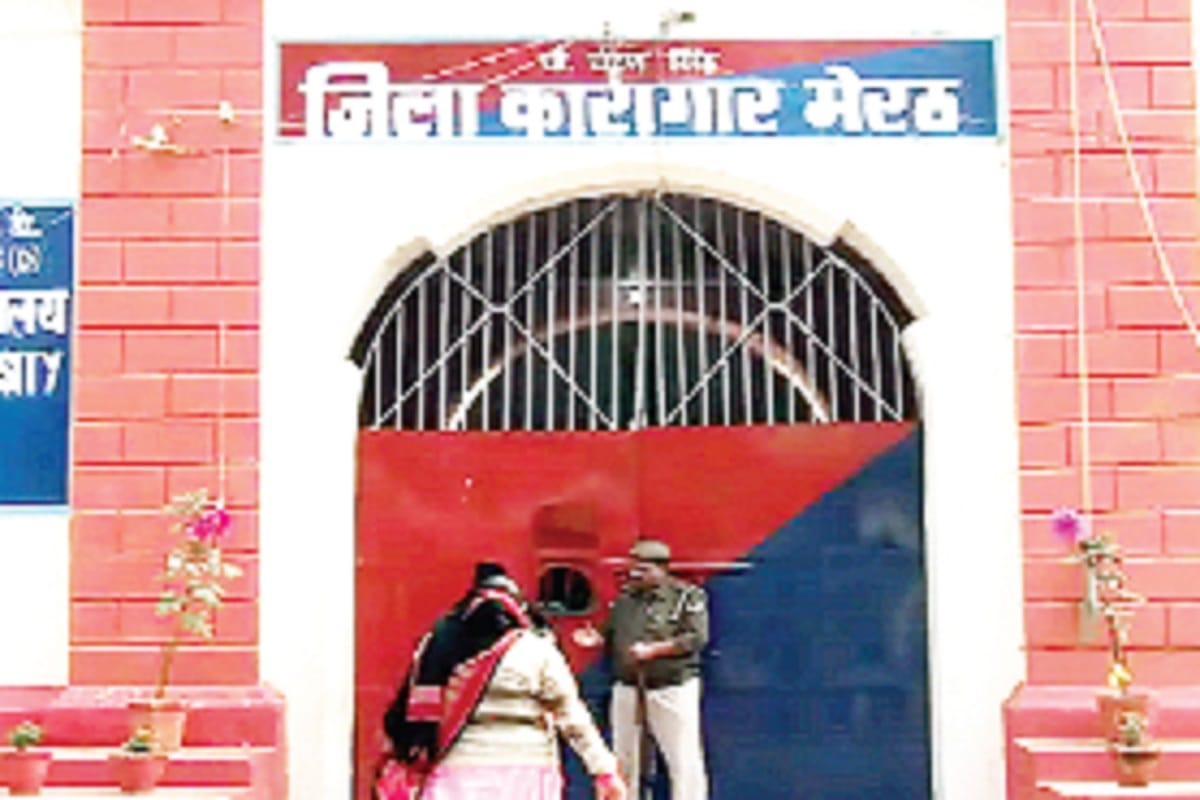 All members will now meet prisoner from one meter away in Meerut Jail on orders of DIG