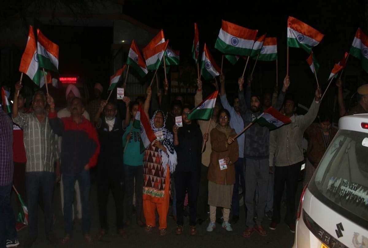 People chants Nirbhaya zindabad slogan around Tihar after execution of convicts