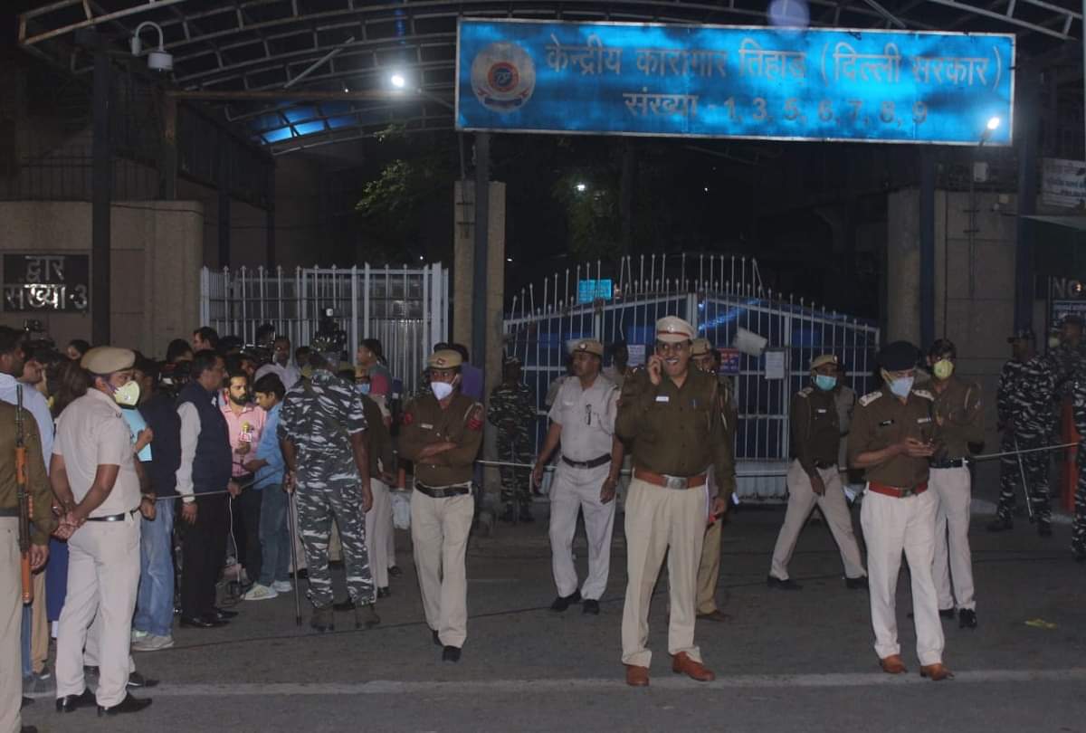 People chants Nirbhaya zindabad slogan around Tihar after execution of convicts