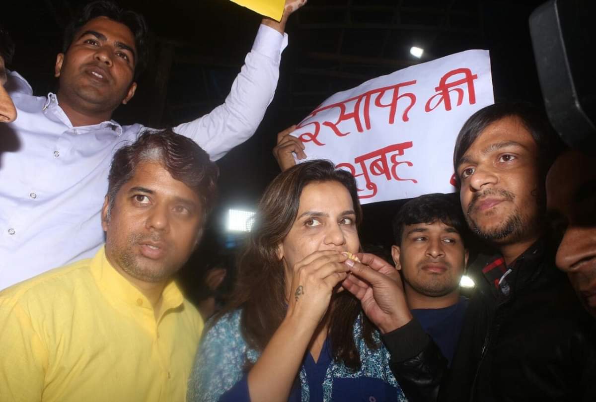 People chants Nirbhaya zindabad slogan around Tihar after execution of convicts