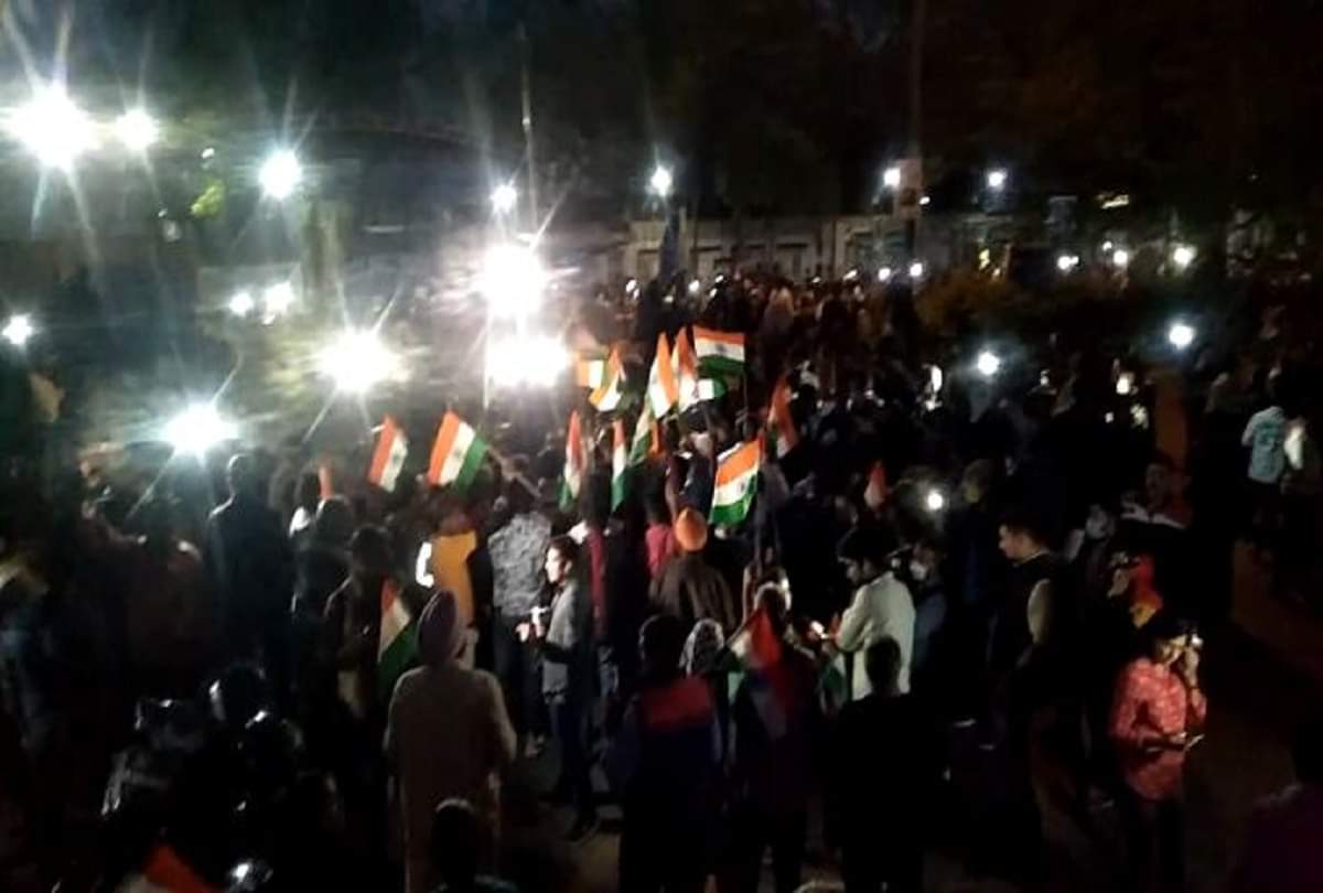 People chants Nirbhaya zindabad slogan around Tihar after execution of convicts