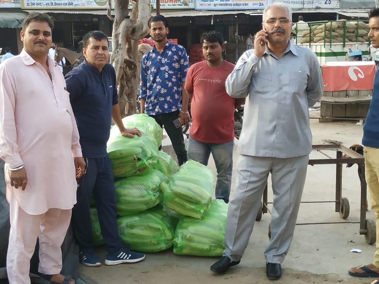people reached mandi to buy vegetables in afternoon