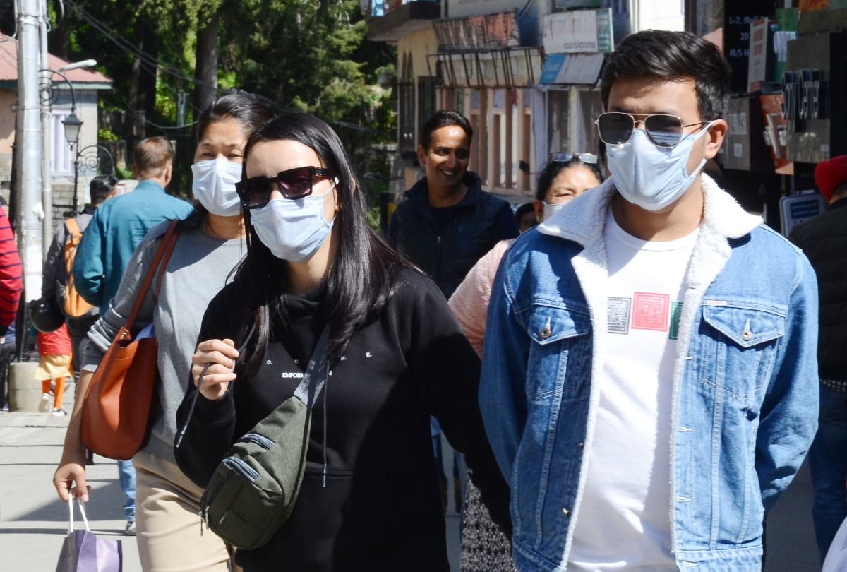 Corona virus Himachal pradesh foreign tourists returned back to delhi from solan check post