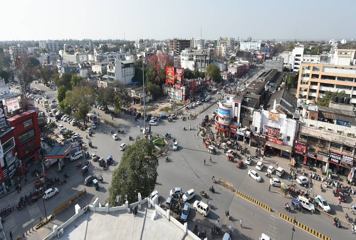 Awe of Corona: a sheet of silence from the confluence to the streets of the city