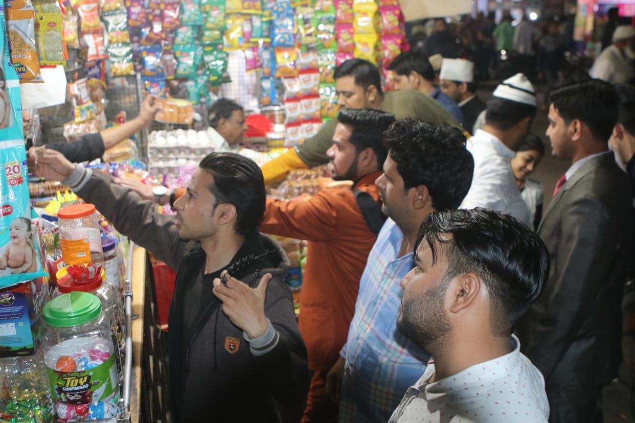 public crowd to but things in market