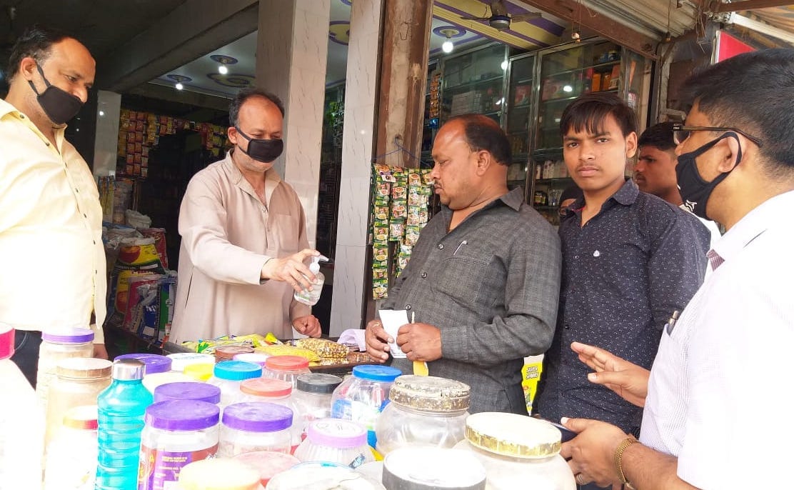 Clean hands, advised to avoid overcrowding