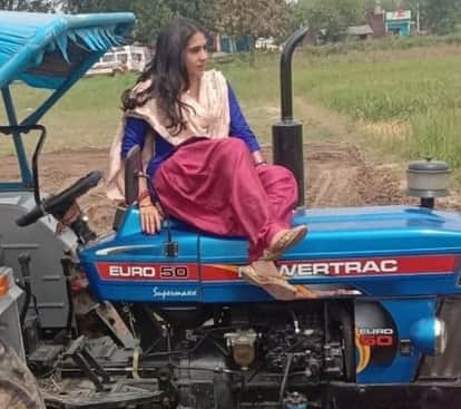 ट्रैक्टर पर बैठकर मस्ती करतीं सारा अली खान