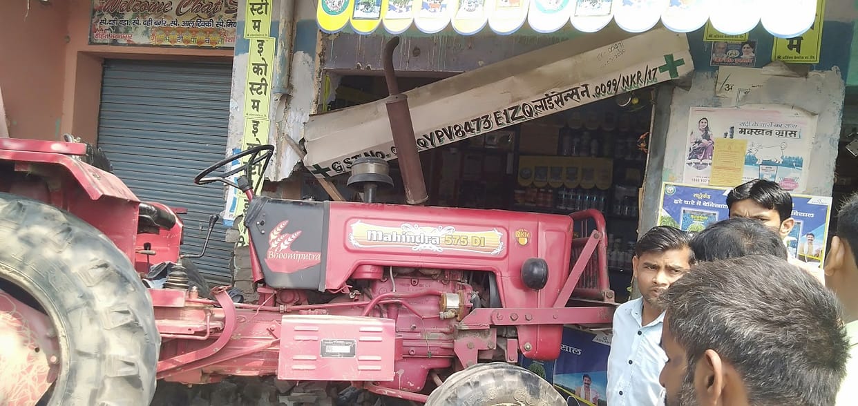 Tractor trolley entered pasty side shop