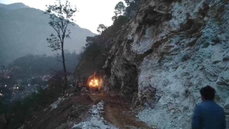 all weather road rock fell on badrinath highway three died