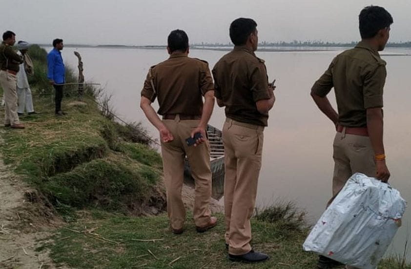 Two people immeresed in the Gangas
