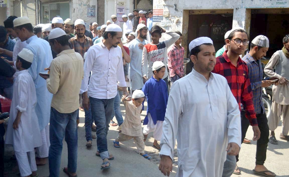 Mosques appeal for public curfew