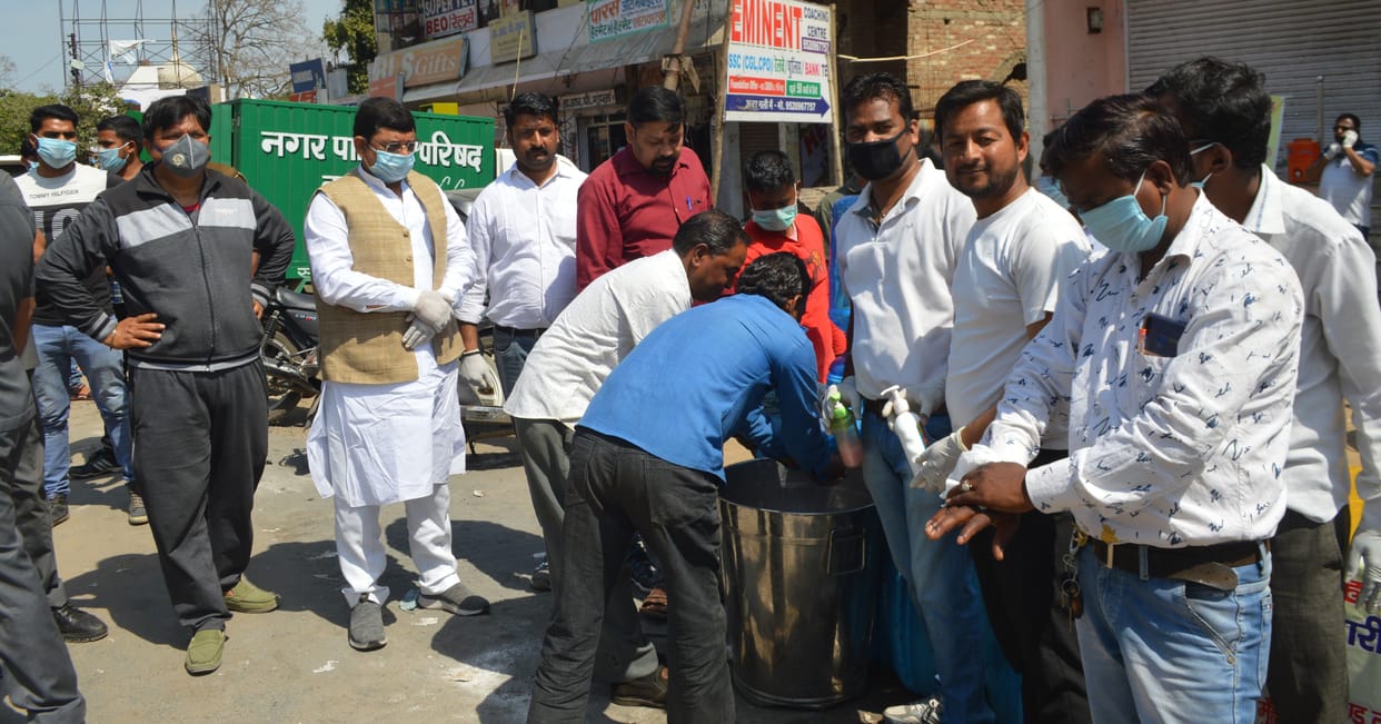 Hathras: Municipality campaign continues on Corona, stalls on Aligarh road