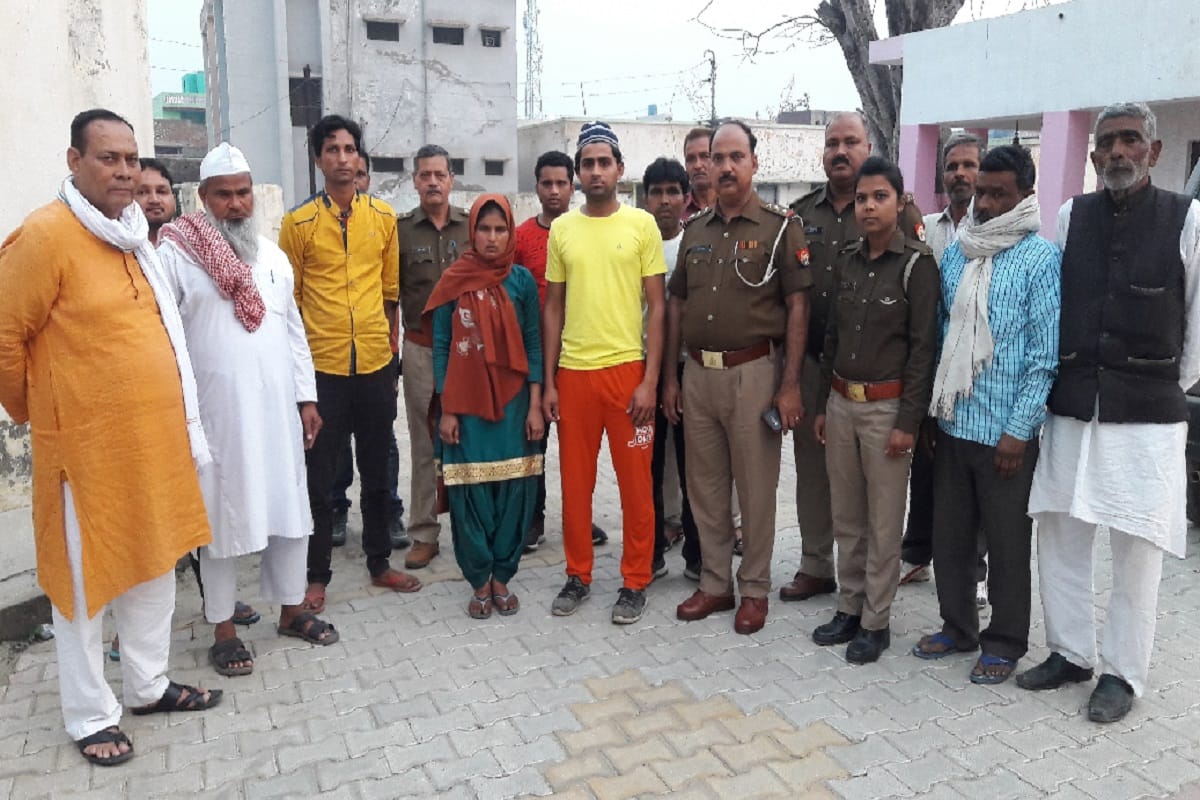 A couple marry in police station at Baghpat district of Uttar Pradesh